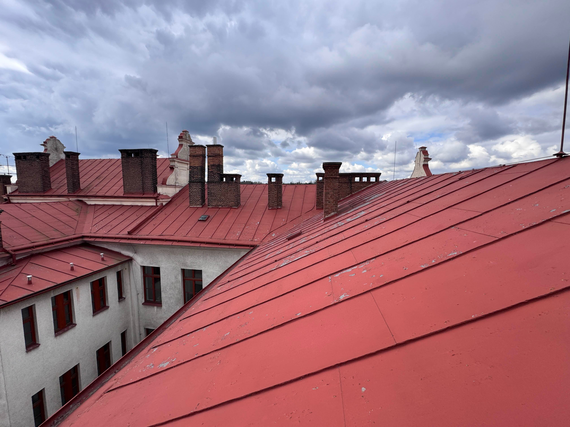 Pohled na plechovou střešní krytinu