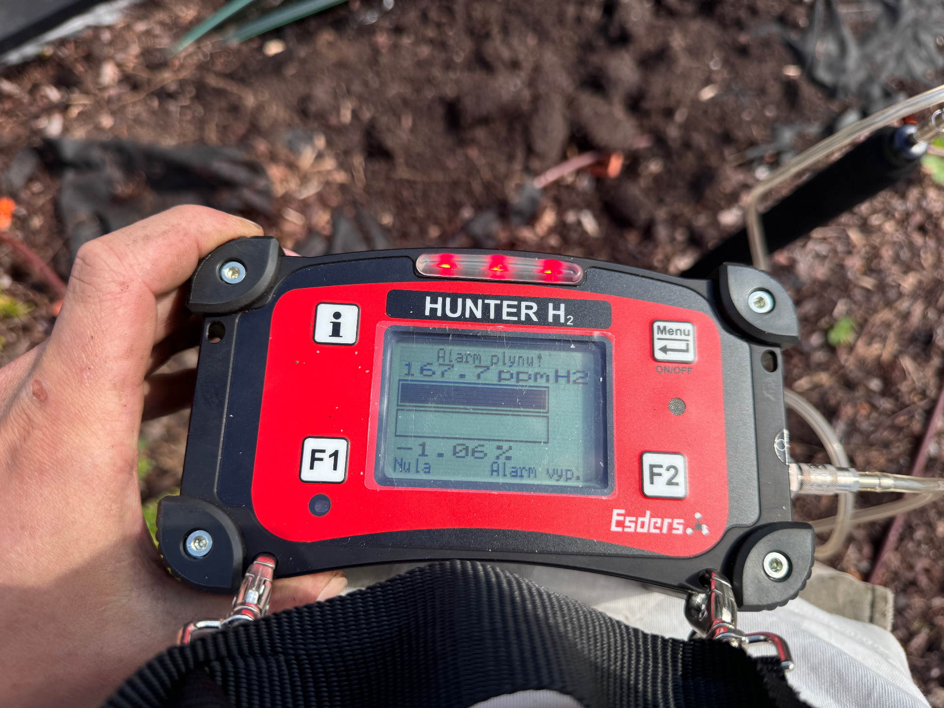 Měřicí zařízení pro provádění zkoušky