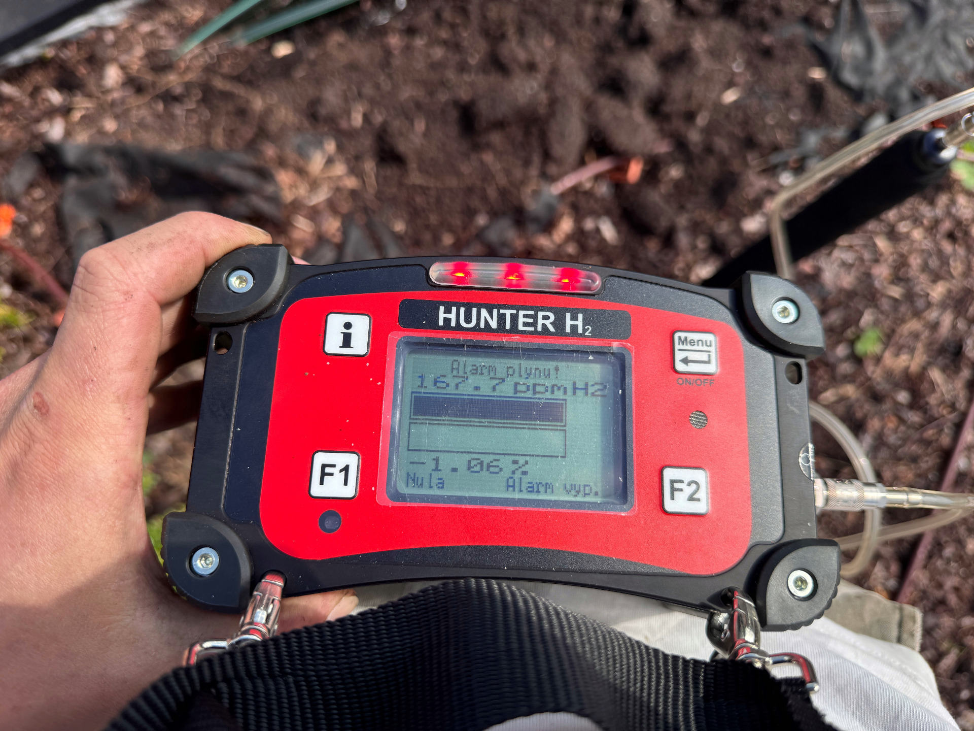 Měřicí zařízení pro provádění zkoušky