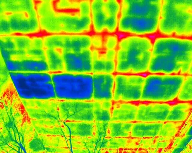 Termografický snímek fasády panelového domu