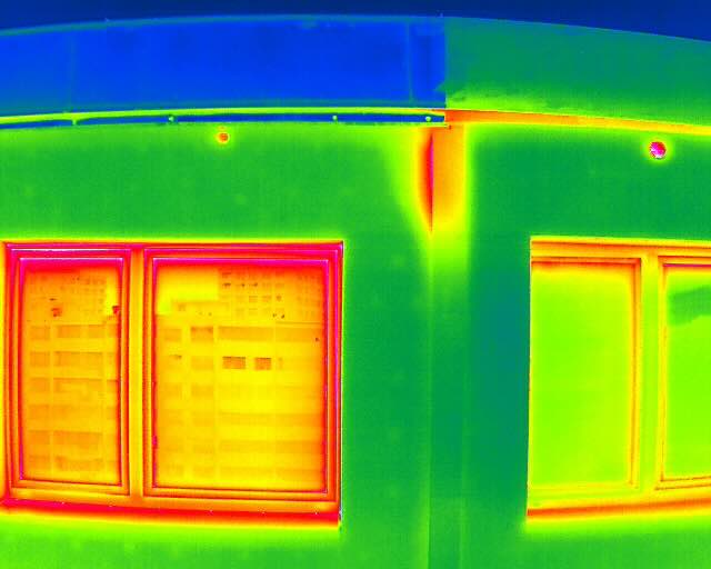 Detailní termo-fotografie fasády bytového domu