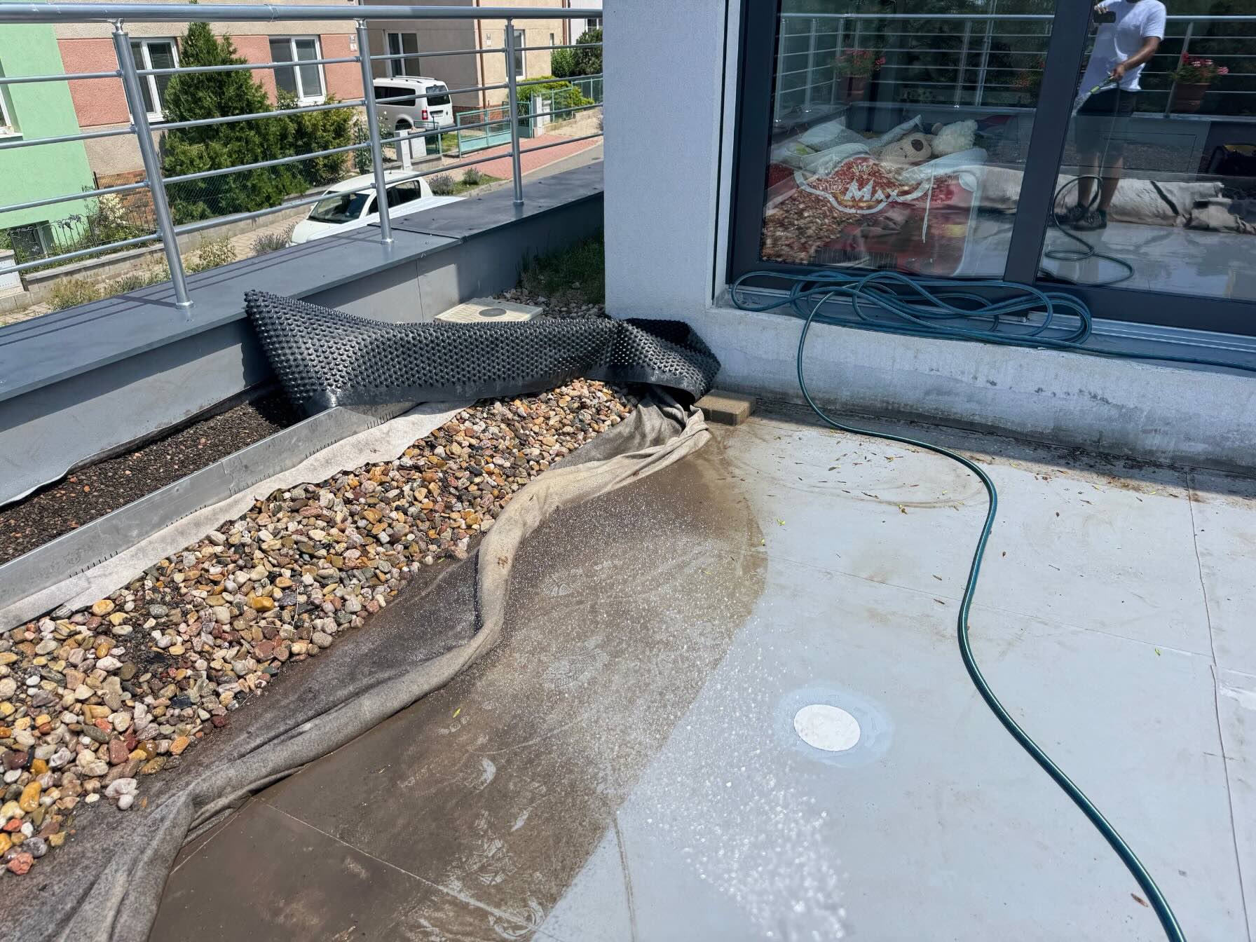 Zavodnění plochy střechy před elektroimpulzní zkouškou