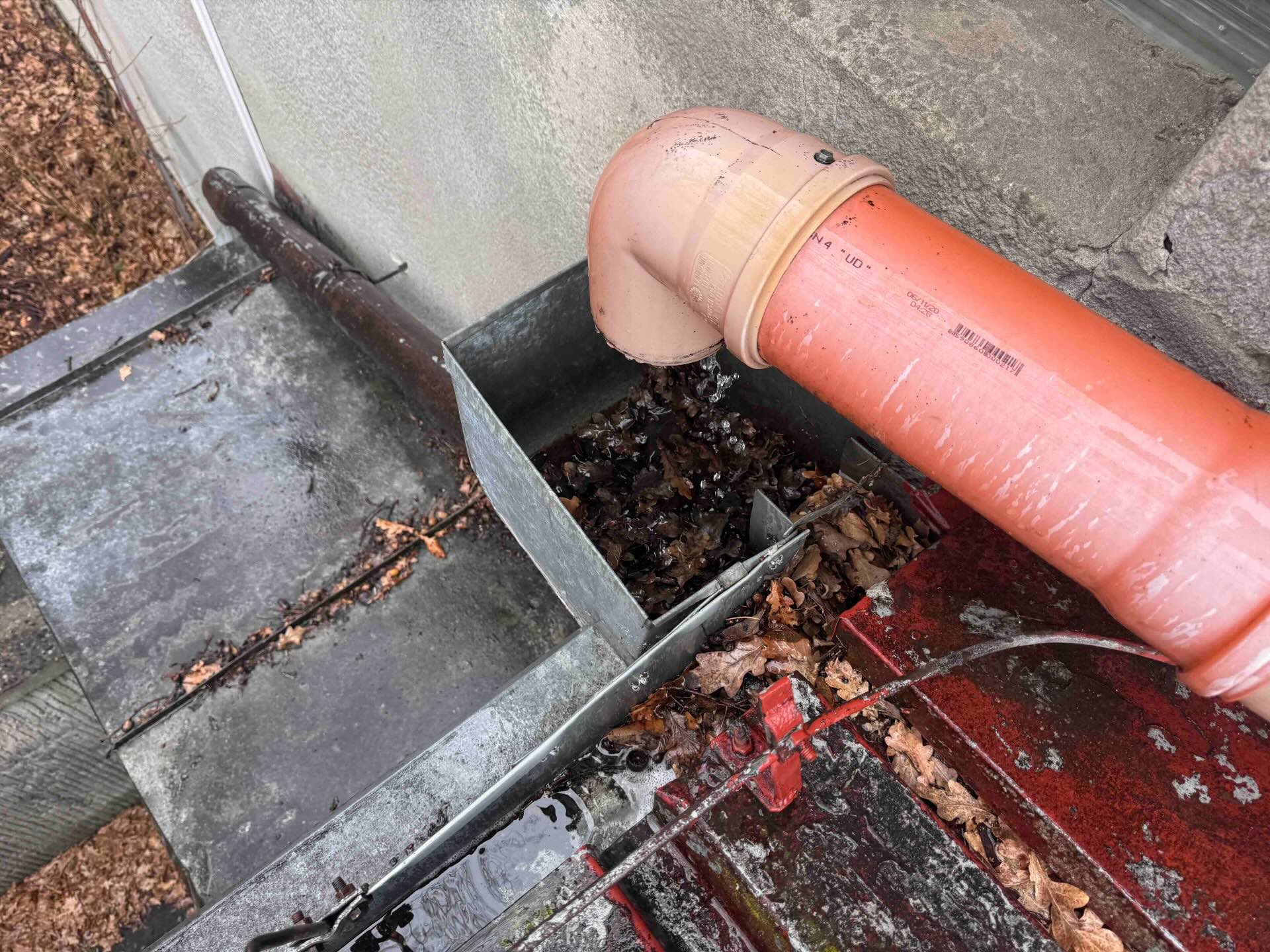 Zanesení žlabu a sběrného kotlíku