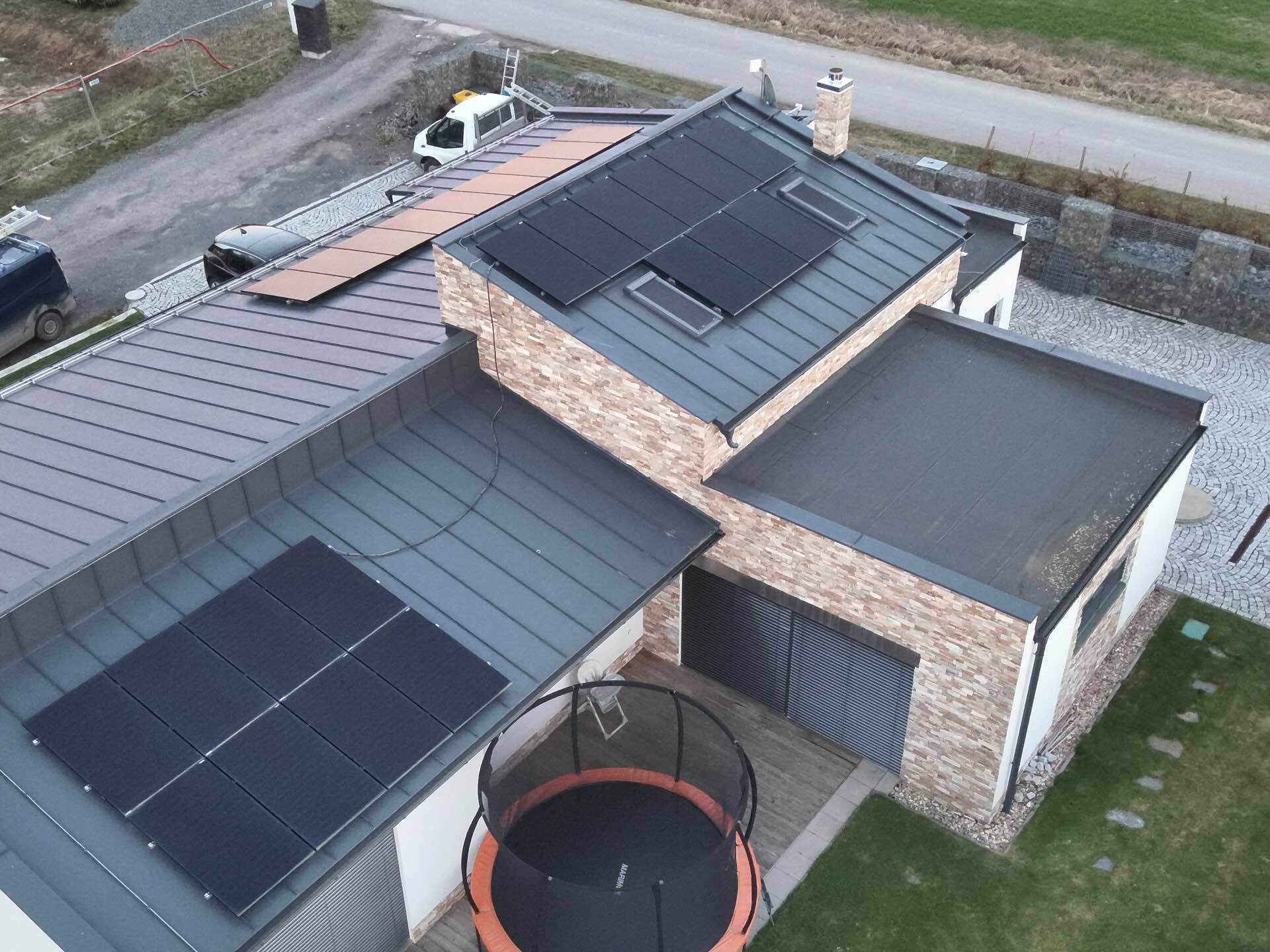 Běžná fotografie střechy pořízená dronem