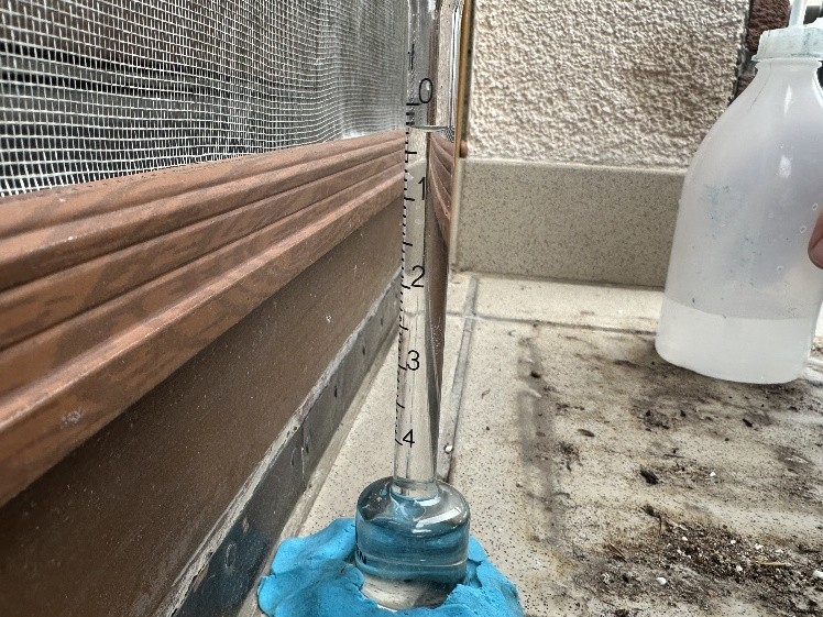 Zkouška těsnosti spár