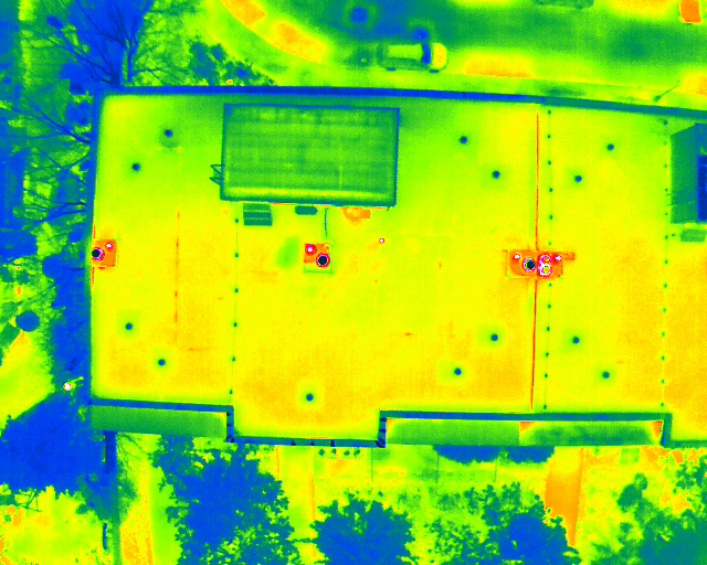 Termogram ploché střechy z dronu