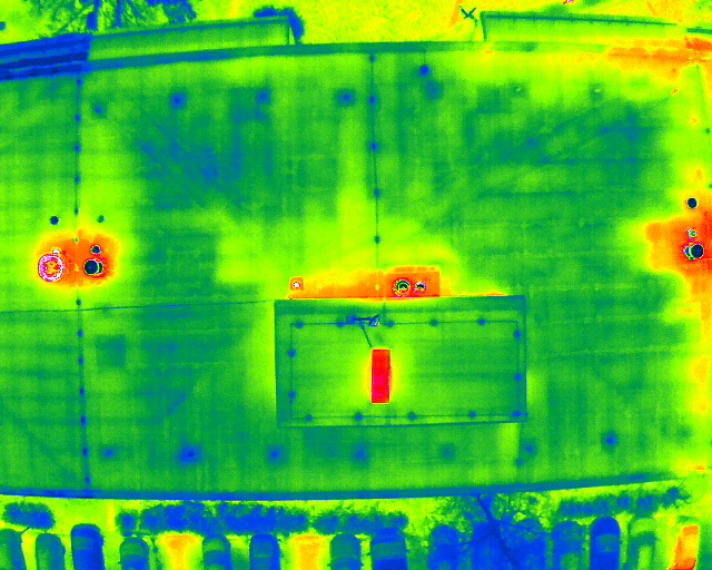 Termogram ploché střechy z dronu